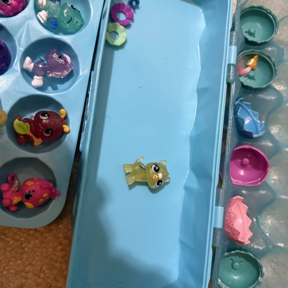 Hatchimals Mini Figures CollEGGtibles 13 Minis In Shells‎ & Plastic Egg Carrier